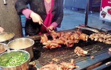 【案例】大學(xué)生“豬蹄哥”從地攤起步，一年賣出30萬只豬