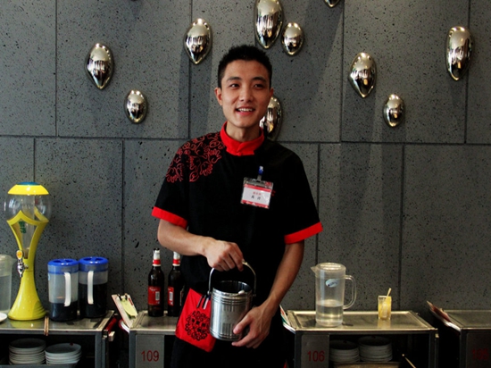 10分鐘就能學(xué)會(huì)海底撈服務(wù)，不信進(jìn)來(lái)看看|餐飲界