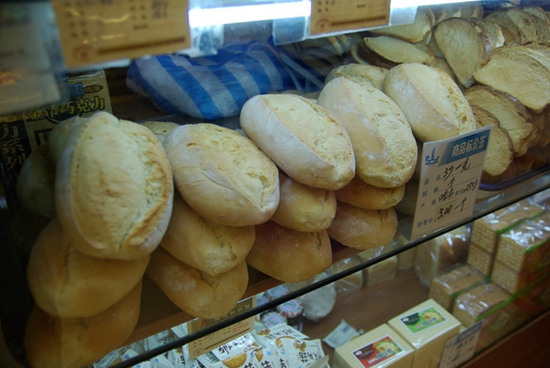 憂心餐廳倒閉，顧客用充值卡買一堆面包|餐飲界