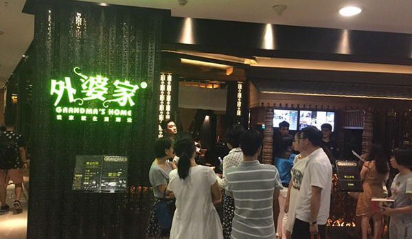 快來(lái)看??！奶奶和外婆打起來(lái)了！