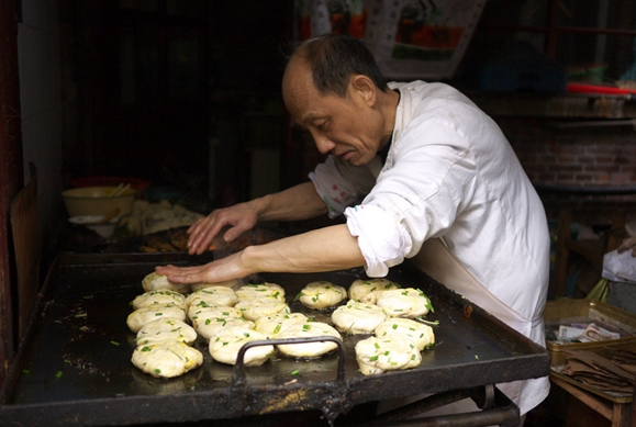 上海駝背老伯賣油餅34年驚動(dòng)BBC 涉無證經(jīng)營(yíng)被停業(yè)