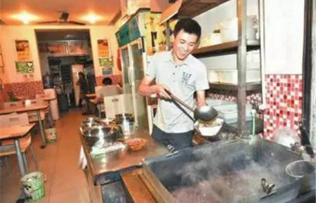 老人吃飯忘付飯錢，餐館老板“理解”感動(dòng)全國(guó)