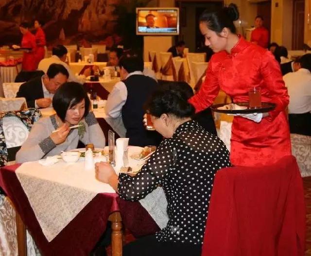 餐廳生意不好，老板竟然吃客人的剩菜……（看完沉默了！）|餐飲界