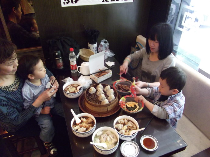 餛飩店20年都辦不下證，總理推動“放管服”有望結(jié)束這種荒誕|餐飲界