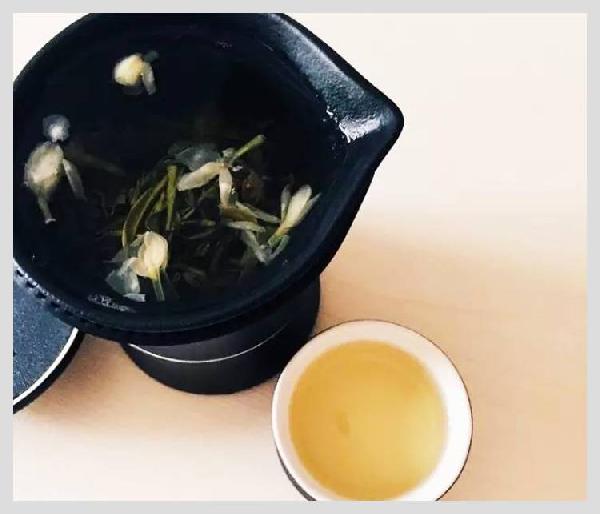 無印良品開了一家咖啡館，但主角是一款“性冷淡”的茶？|餐飲界
