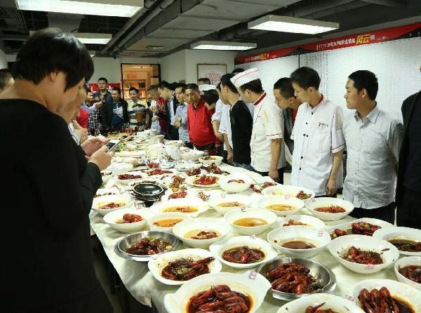 打造“白粉級”餐飲爆品，這個品類讓他一年瘋賣4個億|餐飲界