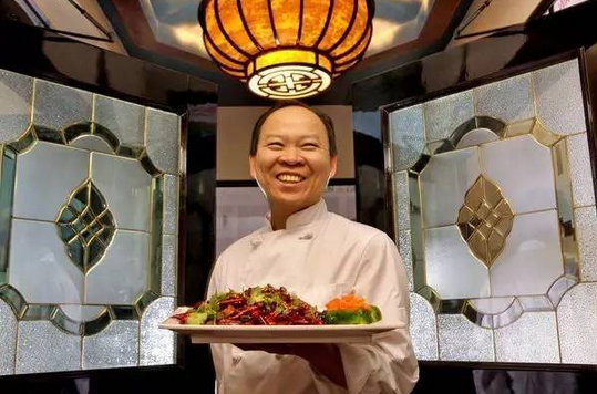 不懂英語(yǔ)！湖北農(nóng)村娃逆襲成美十家餐廳老板，被美國(guó)人封為功夫廚神！