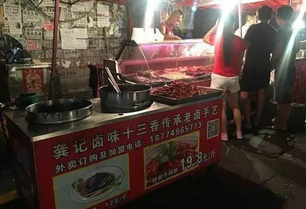 一天2000元銷售額，小龍蝦小推車模式有前景嗎？（上）