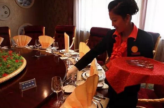 餐廳的老員工不服管，應(yīng)該怎么辦？|餐飲界