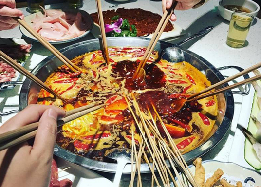 敢去紐約時(shí)代廣場(chǎng)秀肌肉，這個(gè)四川火鍋憑什么？