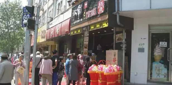 倆老太造謠新開店的蛋糕肉松是棉花做的，被拘留5天