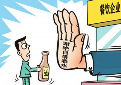 因?yàn)楣膭?lì)顧客自帶酒水，這家餐廳火了起來