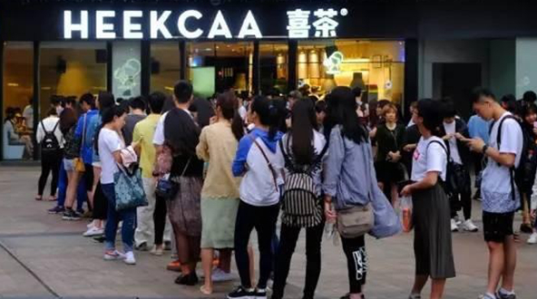 中產(chǎn)階層的污名化：為什么買喜茶、喝星巴克會被嘲笑？