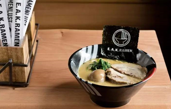 為了讓食客拍照時不忘記店名，餐館“心機地”將招牌印在了食物上