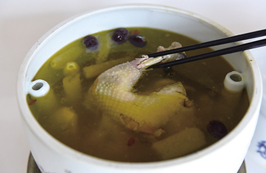 從放棄“鐵飯碗”到創(chuàng)辦餐飲企業(yè) 這道百年“雞湯”能否溫潤你的心靈？