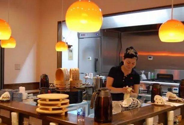 一人玩轉(zhuǎn)一家餐廳！這位日本女工程師把效率和眾包發(fā)揮到了極致