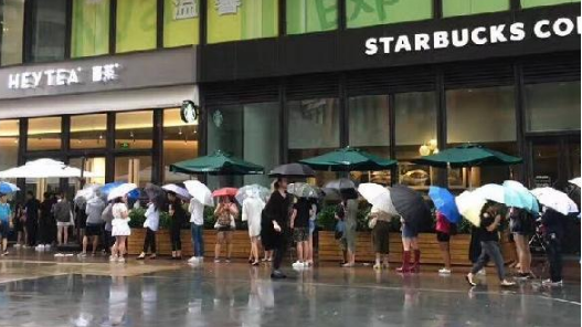 帝都開業(yè)首日排隊排到星巴克門口！喜茶離成為“巨頭”還有多遠(yuǎn)？