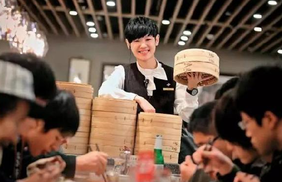 鼎泰豐員工忠誠度高、服務(wù)水平強(qiáng)的秘密原因是？