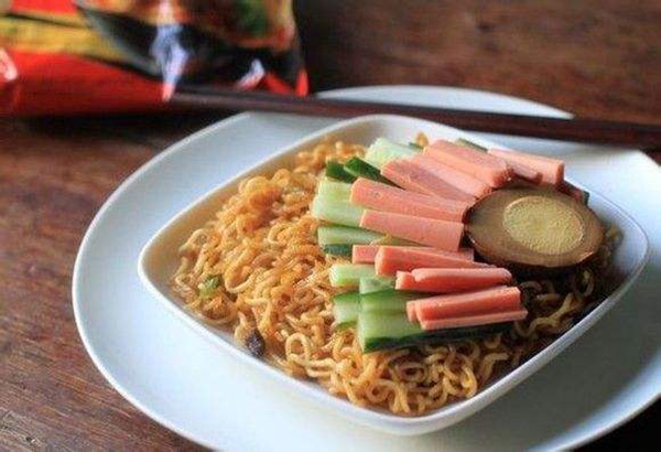 被外賣“打敗”的不只方便面，還有好搭檔火腿腸|餐飲界