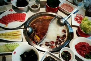 真相| 出問題的海底撈 可不是一家簡單的火鍋店！|餐飲界
