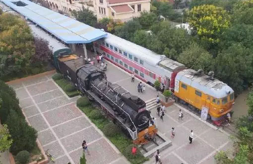 在火車上開美食街，一列車廂一個門店，租客瘋搶，人氣爆棚