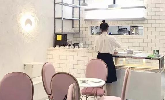 餐廳前臺菜單設(shè)計得好，顧客抬頭就會點(diǎn)單