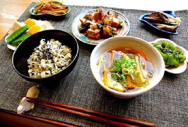 大肆擴張的日料比艱難前行的中餐，到底好在哪？|餐飲界