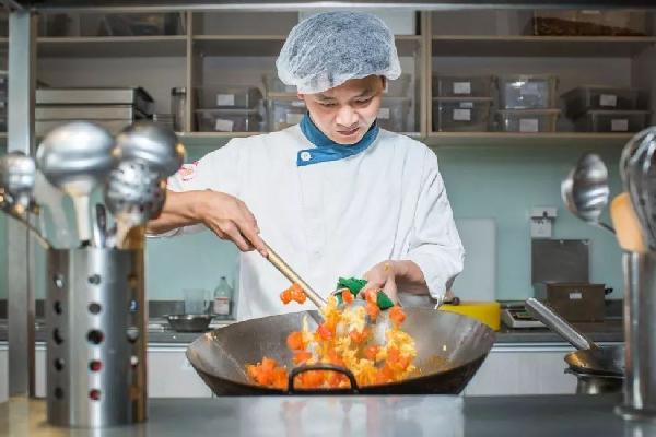 純外賣品牌夾縫中求生存，“堂食+外賣”兩條腿走路才是正道|餐飲界