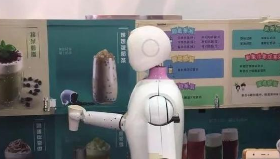 機(jī)器人“入侵”奶茶店，搞噱頭還是真有料？ 來源：咖門    作者：李沐      2017-10-27 08:37      973
