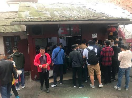 這家開了35年的老長沙米粉店，6塊錢一碗，6點就開始排隊了|餐飲界