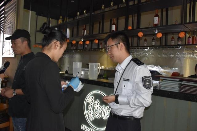 韓寒在深圳的餐廳再被查，后廚餐具堆地上降C！