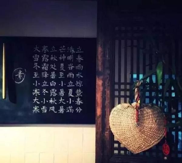 這家不足10平米的小店，只有一張桌子，無(wú)肉無(wú)酒，卻治愈了無(wú)數(shù)的過(guò)客