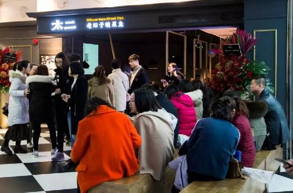 4人以上不接待，卻排隊(duì)800桌，這家“奇葩”店的邏輯是？