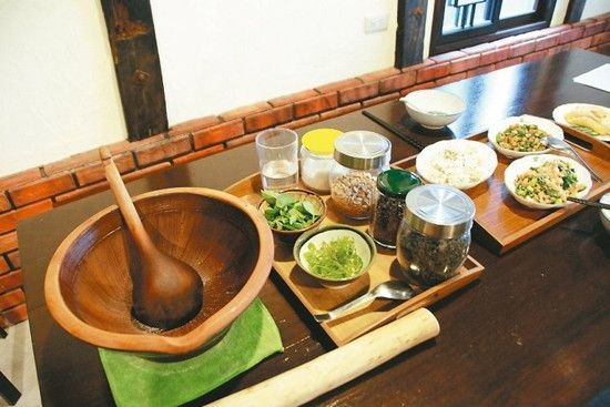 自學成才的成都老大叔，賣又貴又囂張的一碗面為啥還是生意比你好？