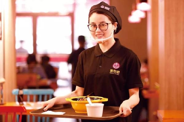 沒有廚師，無人點餐！他4年開出300多家店，日銷高達(dá)10萬碗！|餐飲界