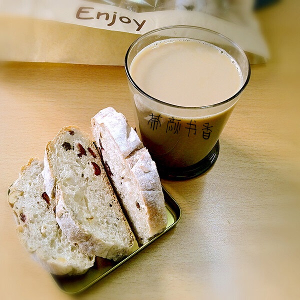 茶顏書香“茶飲+歐包”的輕餐飲模式，備受消費(fèi)者歡迎