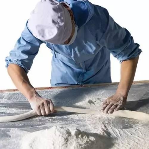 發(fā)獎(jiǎng)金，給廚師配保姆留住員工？但論留人還是海底撈牛