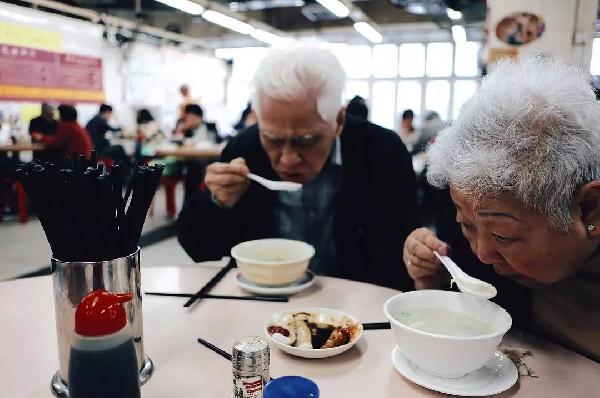 老順德人開的粥店，不僅在香港站穩(wěn)腳跟，還得到了周潤發(fā)的喜歡