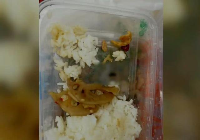 外賣里現(xiàn)老鼠屎，餐廳退款卻不承認(rèn)飯菜里會(huì)有老鼠屎