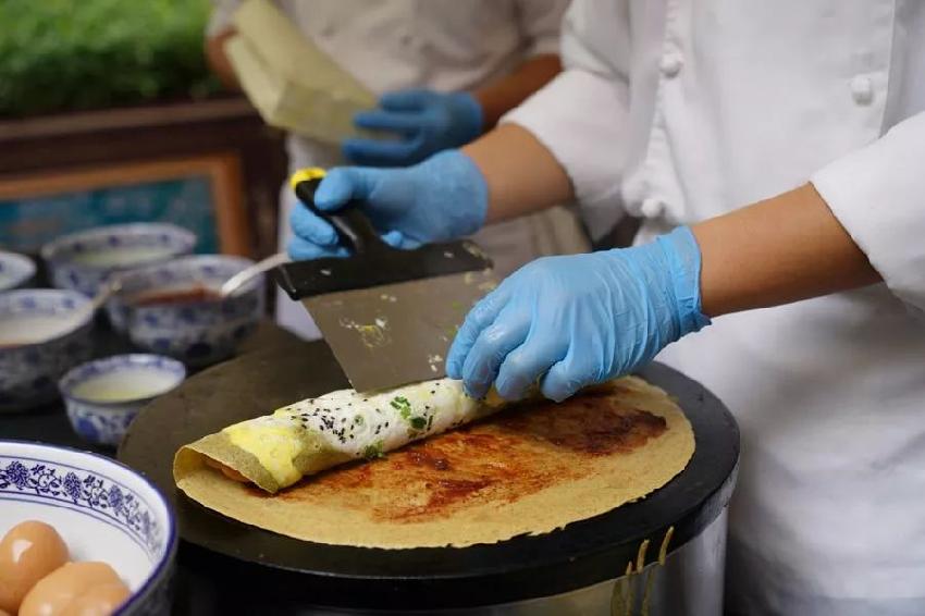 煎餅馃子出標準，薄餅直徑不小于38cm！網(wǎng)友：以后還能加辣條么？