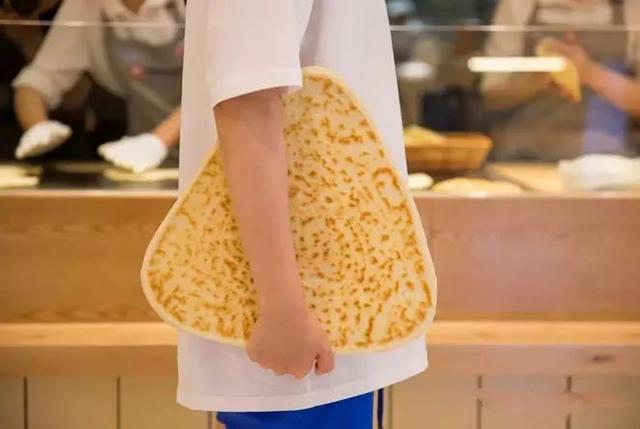 不斷“試錯”的西貝，這次開了家“三角肉夾饃+咖啡”的餐廳……