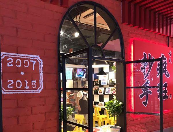 不到20種產(chǎn)品，8個餐位，日銷過萬。TA是最早的“網(wǎng)紅”！