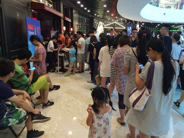 店外排隊，店里客人坐著聊天不走，我該怎么辦？