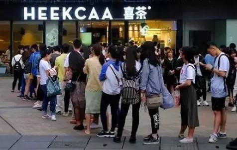 為啥店門口排隊(duì)的總是喜茶？不僅僅因?yàn)槔习迨?0后！