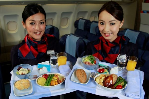 多航空公司取消免費(fèi)餐飲 以后坐飛機(jī)真要帶泡面了？