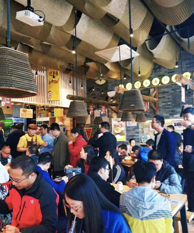 100多平的店面日收1.5萬，翻座達6次以上，憑什么？
