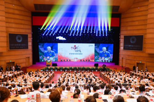  第六屆中國行業(yè)影響力品牌峰會，雅座CEO白昱對話央視康輝