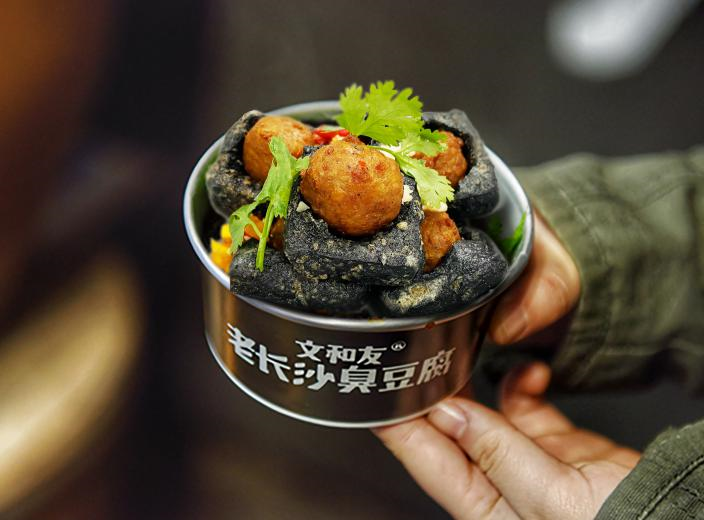 風(fēng)口下的美食進(jìn)化，星期零與文和友老長沙臭豆腐“牽手”做植物肉臭豆腐