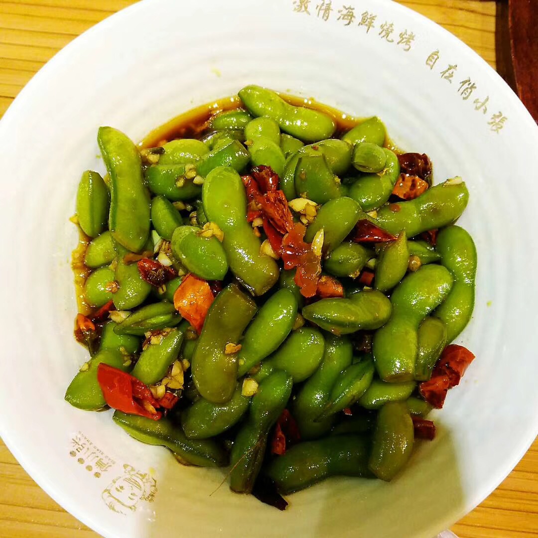 野生本色在森林里種小木耳，發(fā)展大產業(yè)