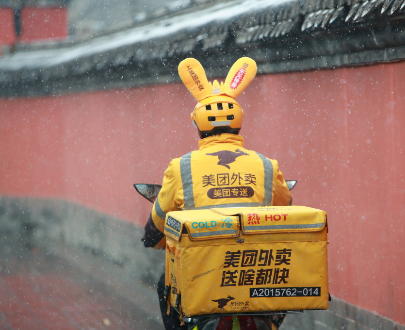 外賣小哥群毆奔馳車主，毆打的不是“上流社會”，是“平臺的牢寵”
